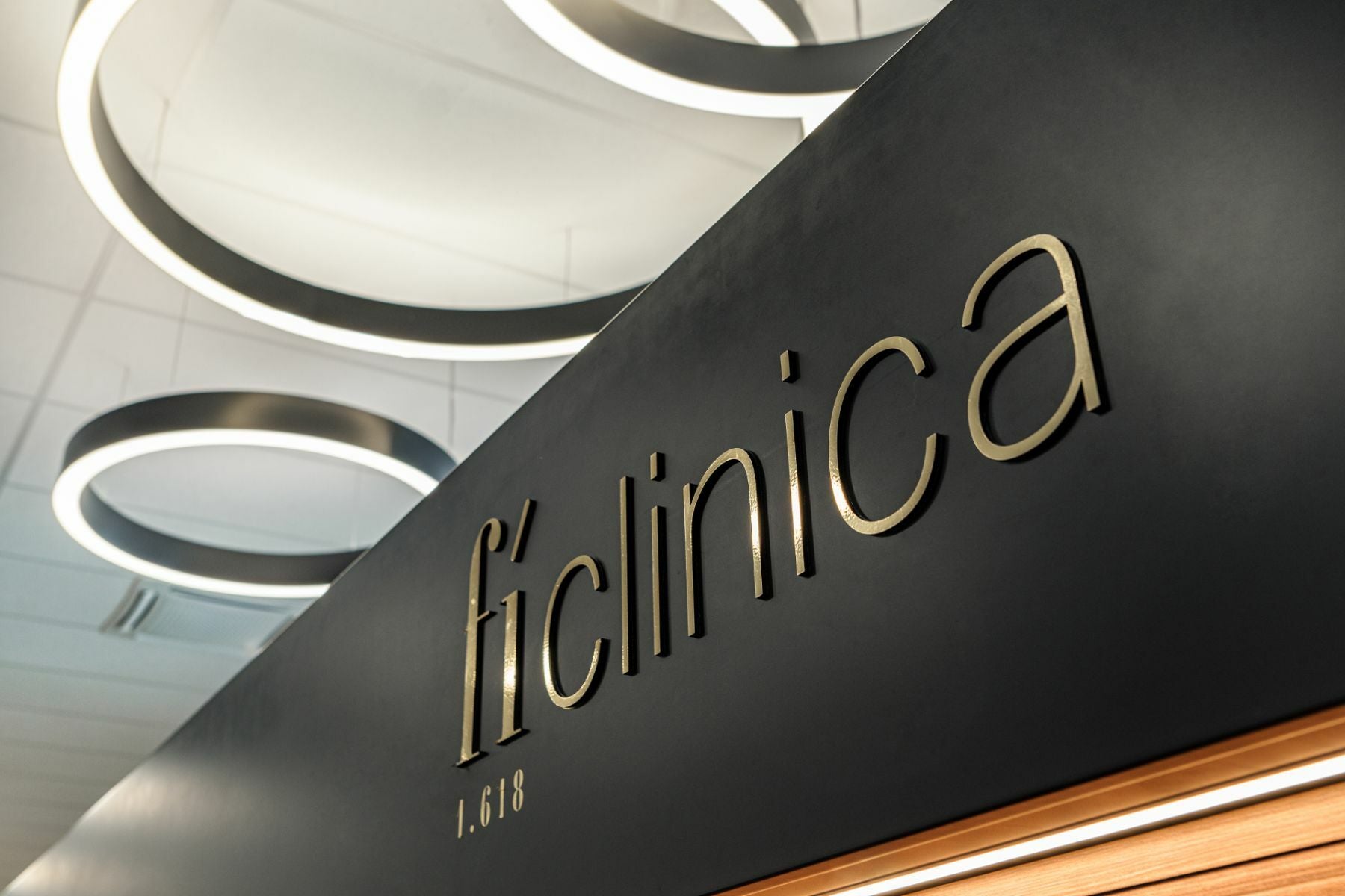 Modern interior signage of Fi Clinica in Kaunas, Lithuania — a trusted partner using Wellskino body treatments for firmer, healthier skin.