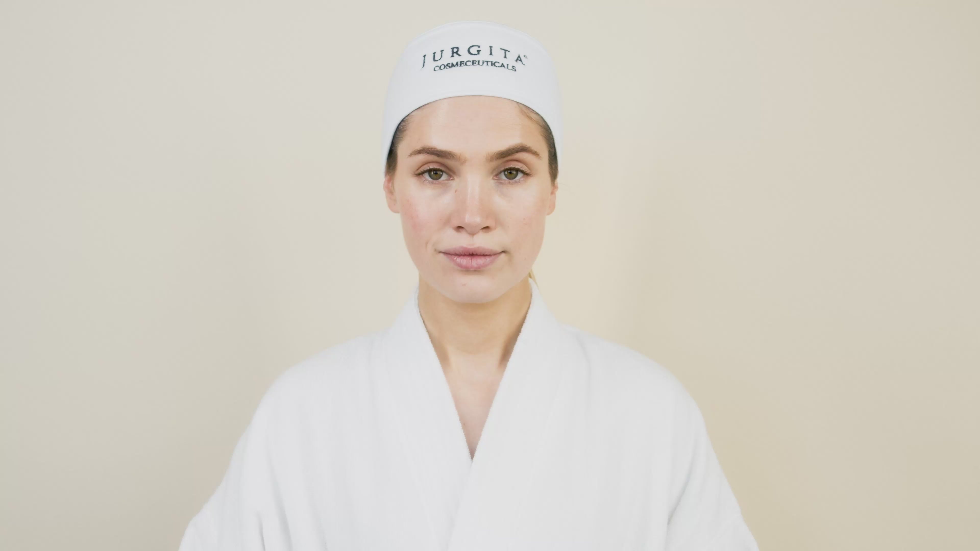 A model applying the peeling solution, demonstrating its smooth, lightweight formula.